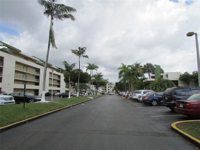 Building Photo - 8820 Fontainebleau Blvd