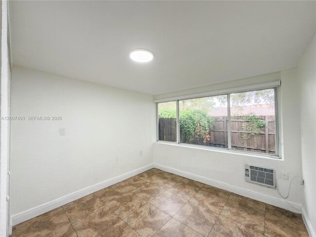 Building Photo - 410 Pinecrest Dr