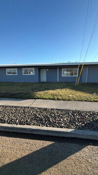 Building Photo - 3 Bedroom Home, Fully Updated