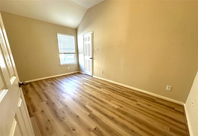 Building Photo - 6111 Summerfield Glade Ln