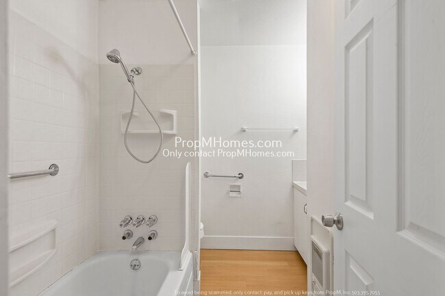 Building Photo - Well-Located Tigard Apartment – Cozy, Clea...