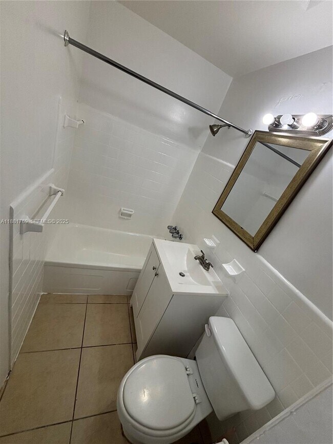 Building Photo - 1211 NE 6th St