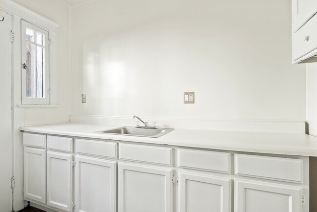 Building Photo - 321 Market St