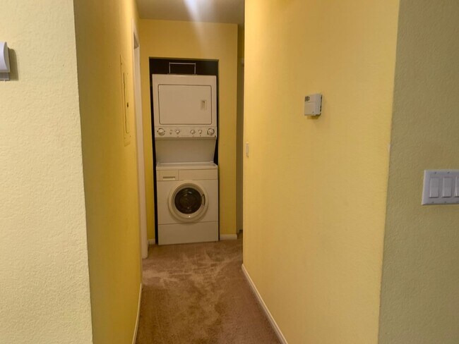 Building Photo - Beautiful upstairs condo with Washer and D...