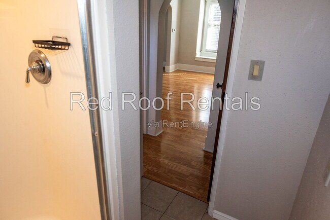 Building Photo - 702 S 51st St