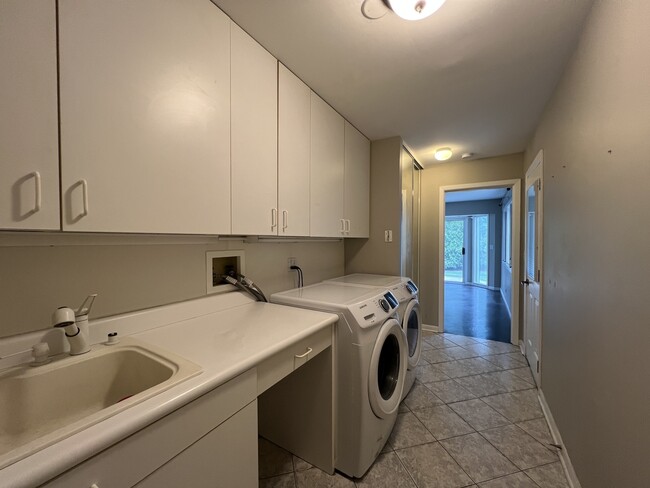 Building Photo - 1303 Hidden Lake Dr