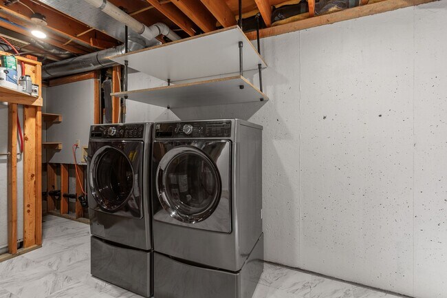 Building Photo - Beautifully Remodeled Execute Home - Parti...