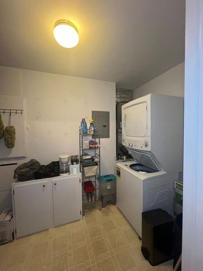 Building Photo - Furnished! Breezewood ground floor unit, Open floor plan, fire place, patio, large closets, wood ...