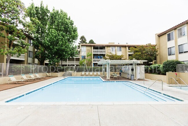 Building Photo - Spacious Top-Floor 1BR Condo with Ocean Vi...