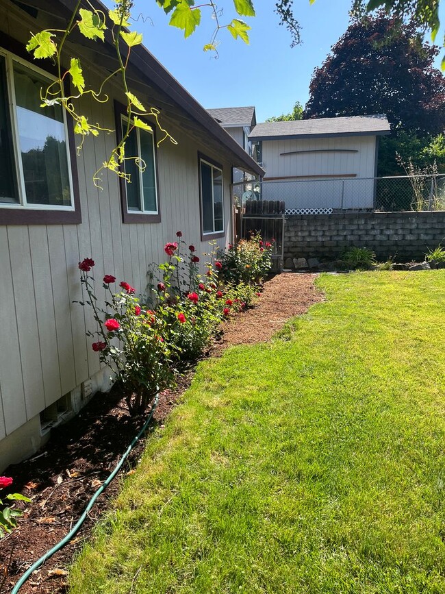 Building Photo - Large 3 bed/2 bath single family home