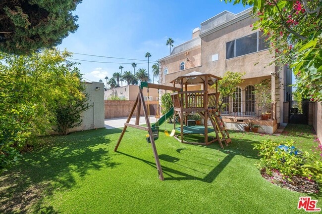 Building Photo - 224 S Palm Dr
