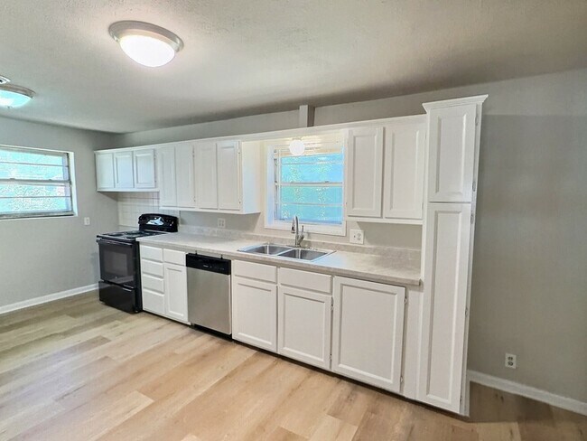 Building Photo - 111 E Doris Dr