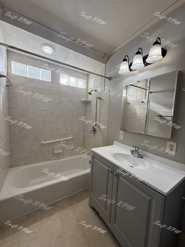 Building Photo - 7003 E 113th St