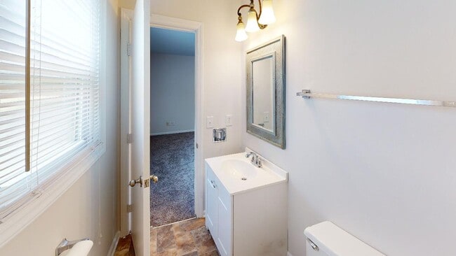 Building Photo - Updated 3 bed 2 bath in the tree lined Bir...