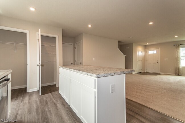 Building Photo - 472 Roberta Dr