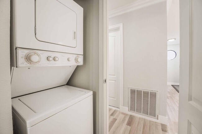Building Photo - Beautiful 2 bed, 2 bath condo ready to mov...