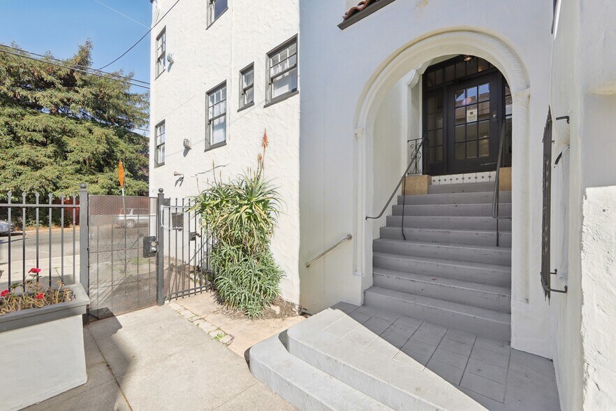 Main entrance door of the apartment building at 2410 Dwight Way, Berkeley, CA 94704, USA - 2410 Dwight Way