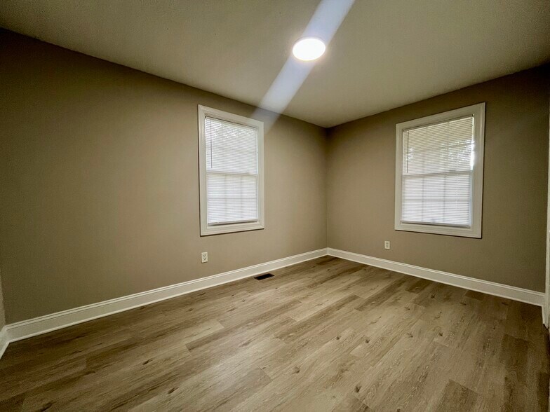 Building Photo - 2010 Simmons St