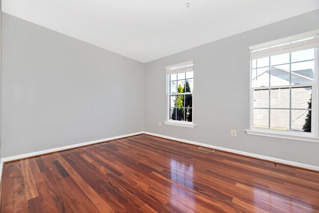 Building Photo - 618 Cawley Dr