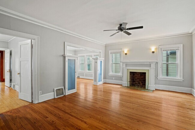 Building Photo - Rare 2 bedroom Lower