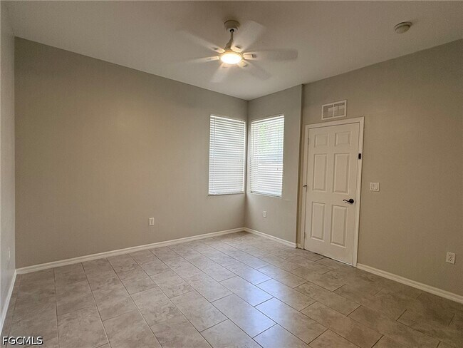 Building Photo - 3636 Pine Oak Cir