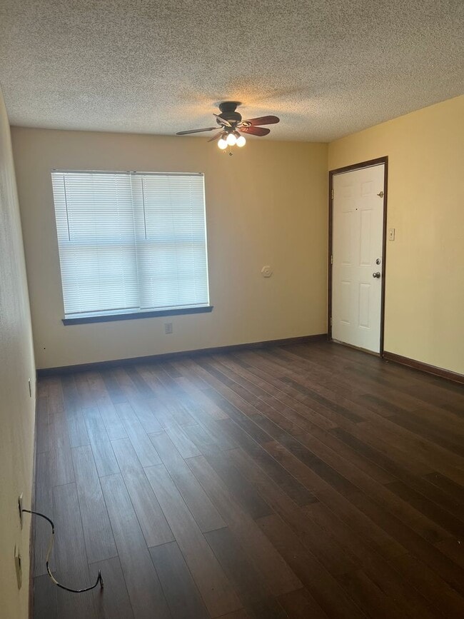Building Photo - 2 Bed 1 Bath Apartment for Lease