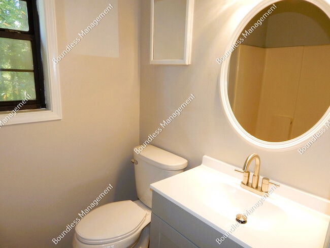 Building Photo - 2170 Wells Dr SE