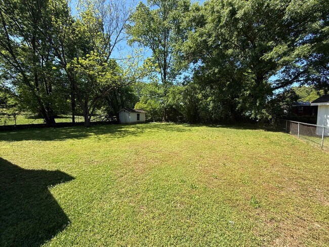 Building Photo - ** 3 bed 1 bath located in Forest Hills ** Call 334-366-9198 to schedule a self showing