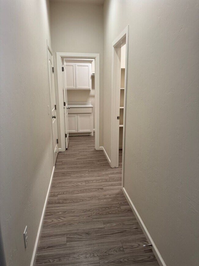 Building Photo - Charming 2 bed/2 bath in gated community The Enclave!