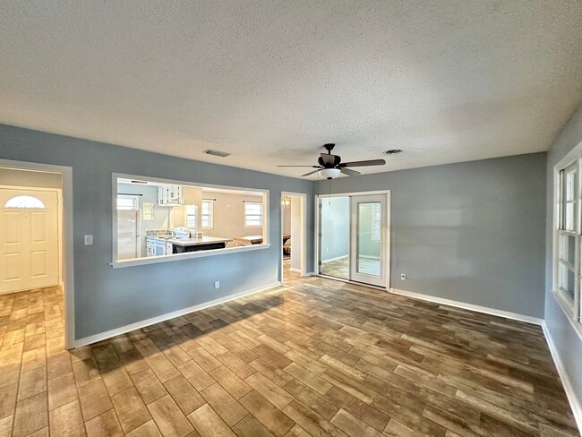 Building Photo - Charming 3-Bedroom Home in FWB!