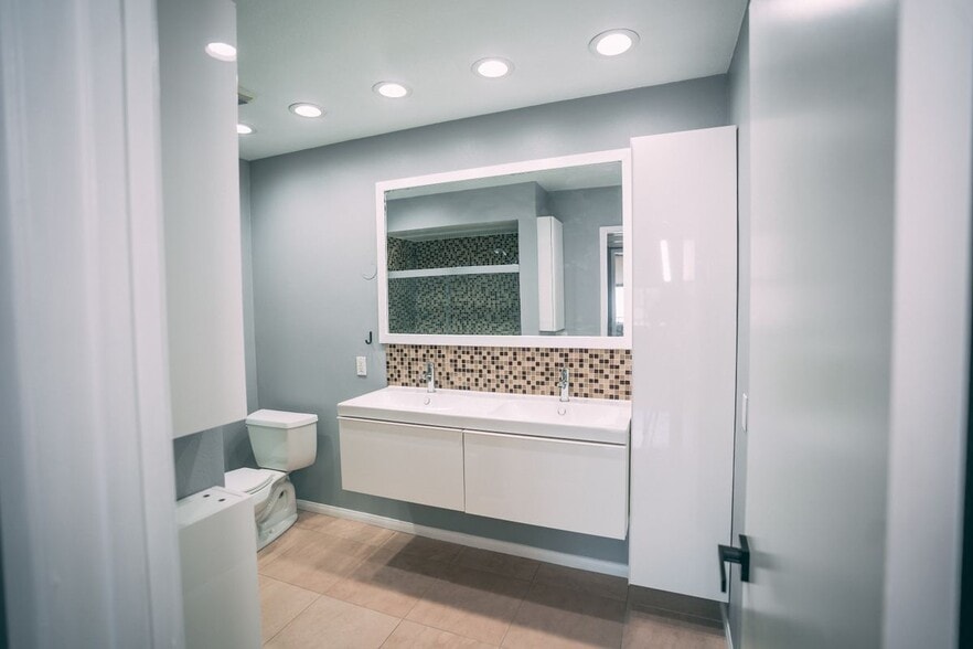 Building Photo - 1140 E Ocean, 325