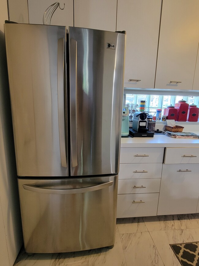 Stainless Steel Appliances - 1646 N Bissell St