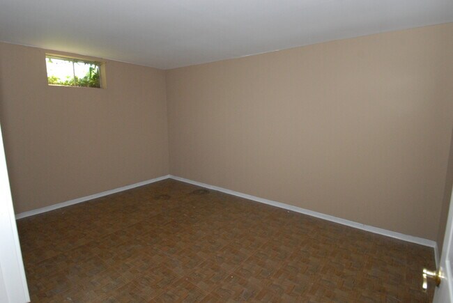 Building Photo - 10 Jenny Lind Dr