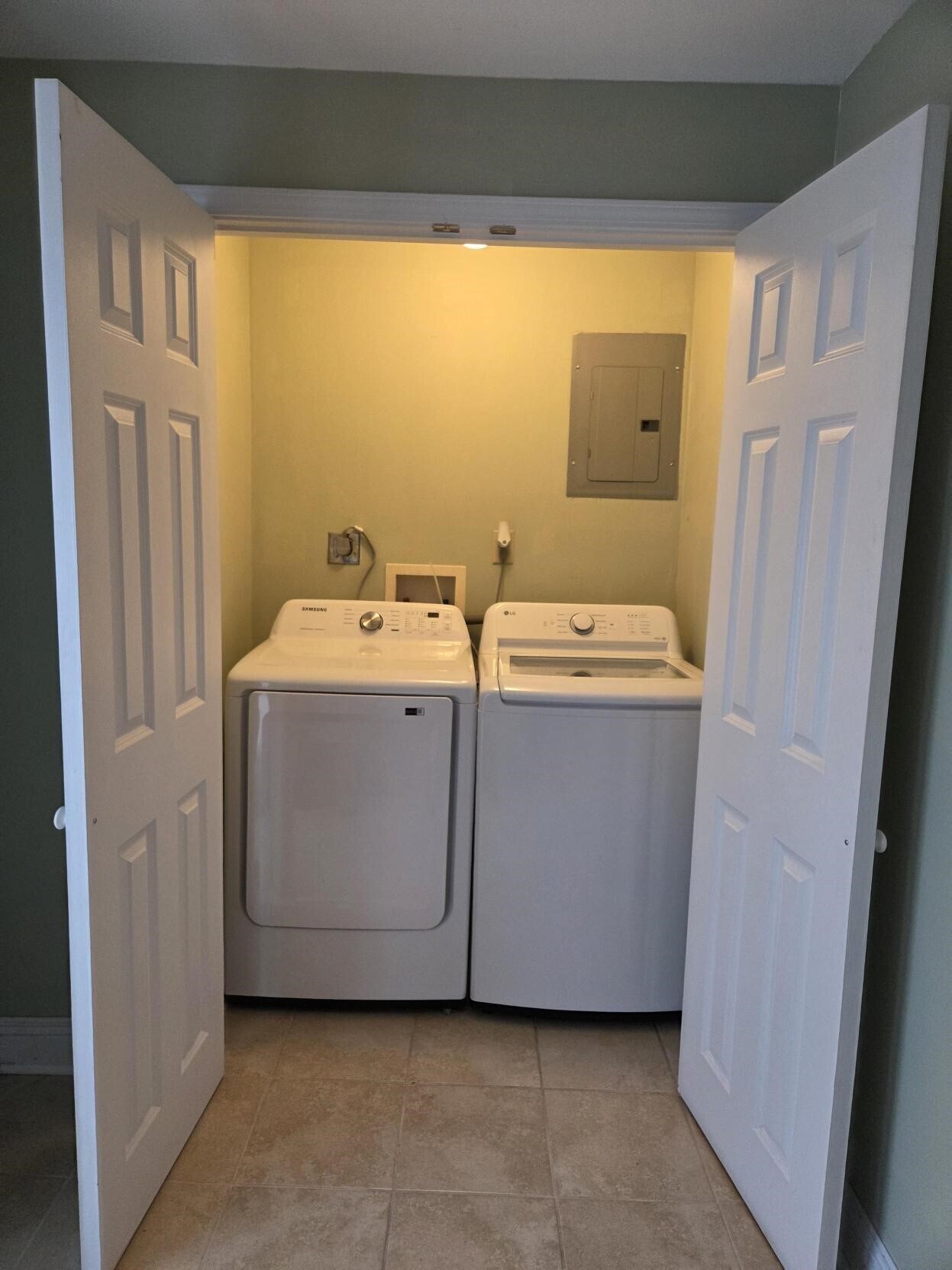 Washer and dryer - 4422 Walmsley Ave
