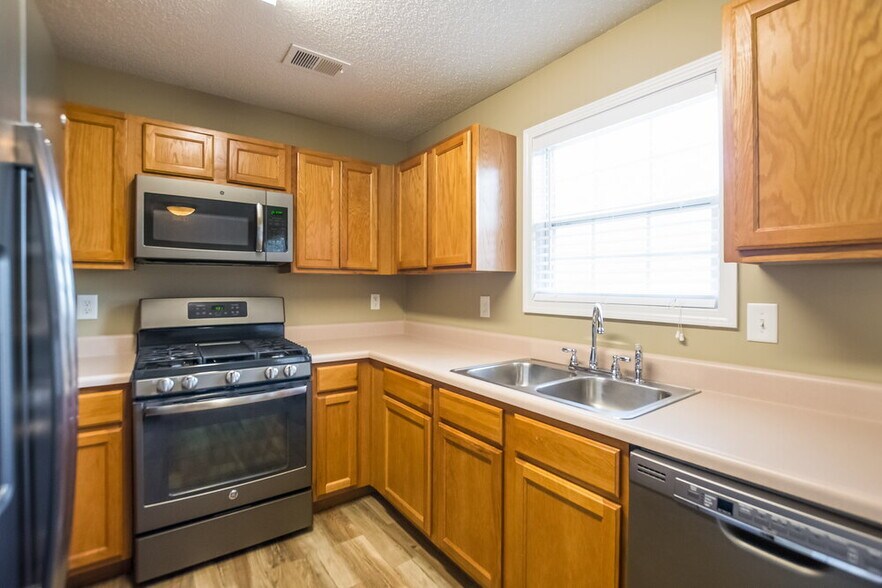 Building Photo - 240 Greystone Cir