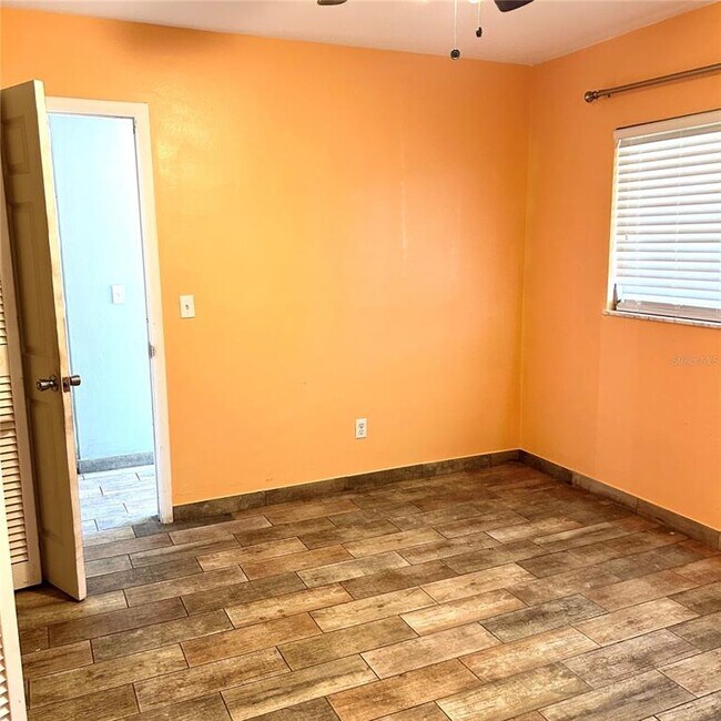 Building Photo - 2152 Greenbriar Blvd