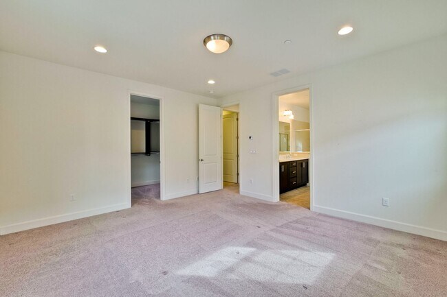 Building Photo - Gorgeous Santa Clara Home with Pool, EV Ho...