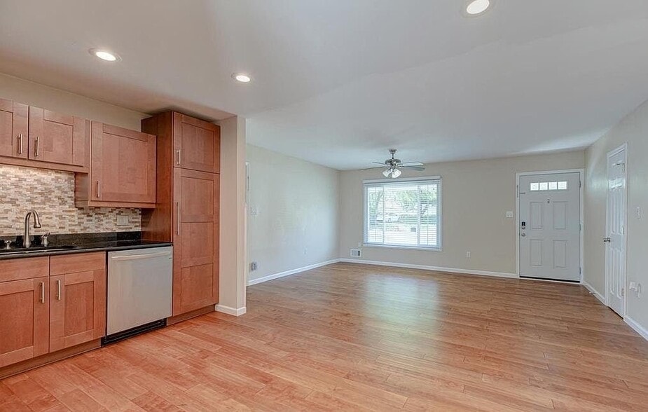 Building Photo - 6510 Carriage Dr