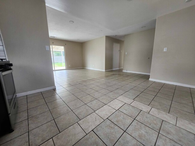 Building Photo - Charming 3-Bedroom Home in SW Visalia!