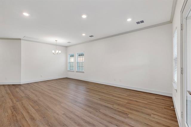 Building Photo - 560 Oak Crk Dr