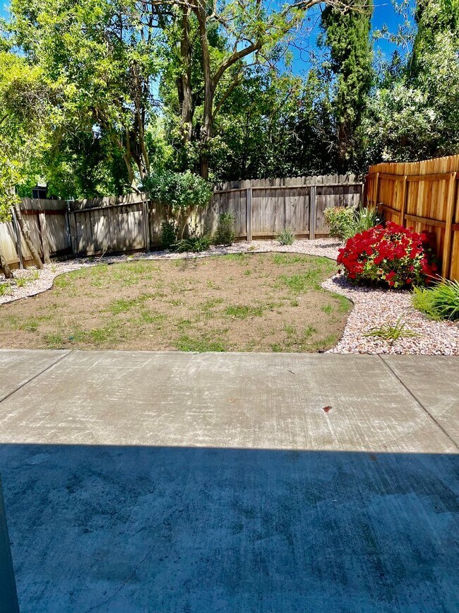 Building Photo - LARKSPUR 2431-2433