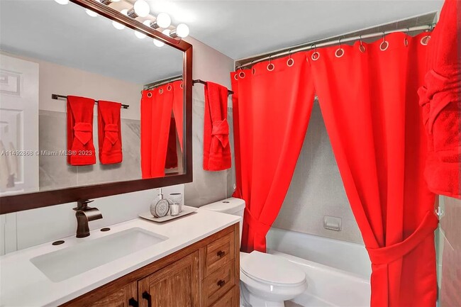 GUEST BATH - 7001 Environ Blvd