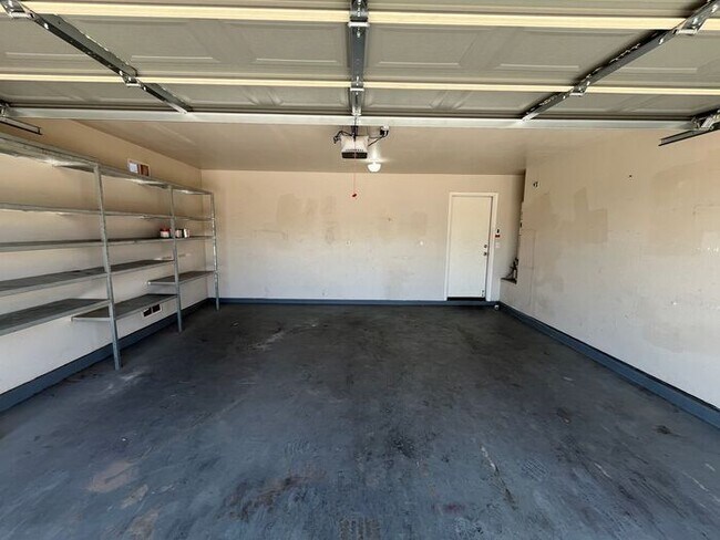 Building Photo - READY TO VIEW NOW! Spacious 3 Bed 2 Bath H...