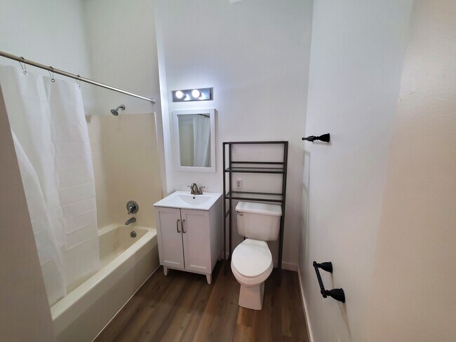 Building Photo - 1337 Main St