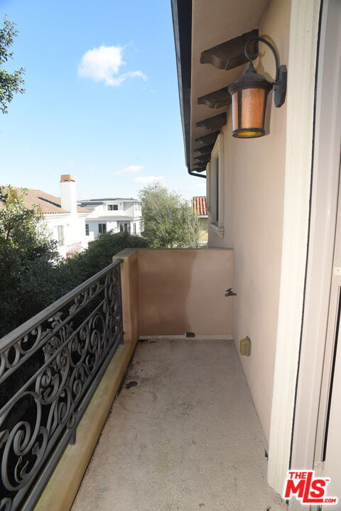 Building Photo - 2005 Robinson St