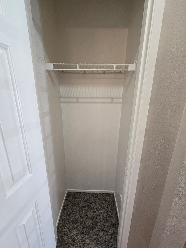 Building Photo - Large and spacious 3 bedroom townhouse with garage!