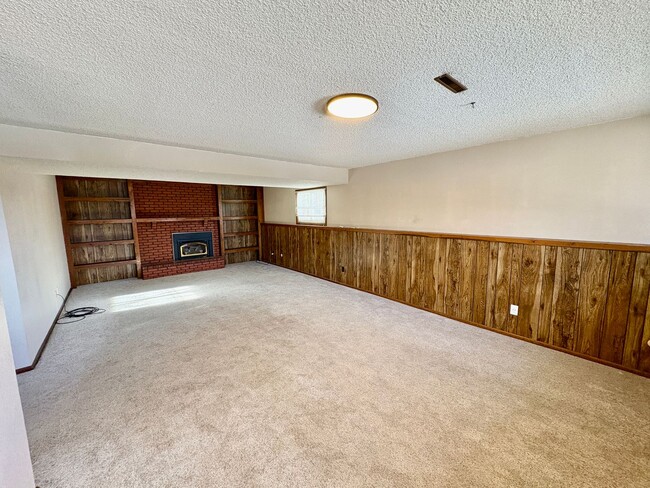 Building Photo - Large 3 bedroom house in the Heights! (Items will be removed)