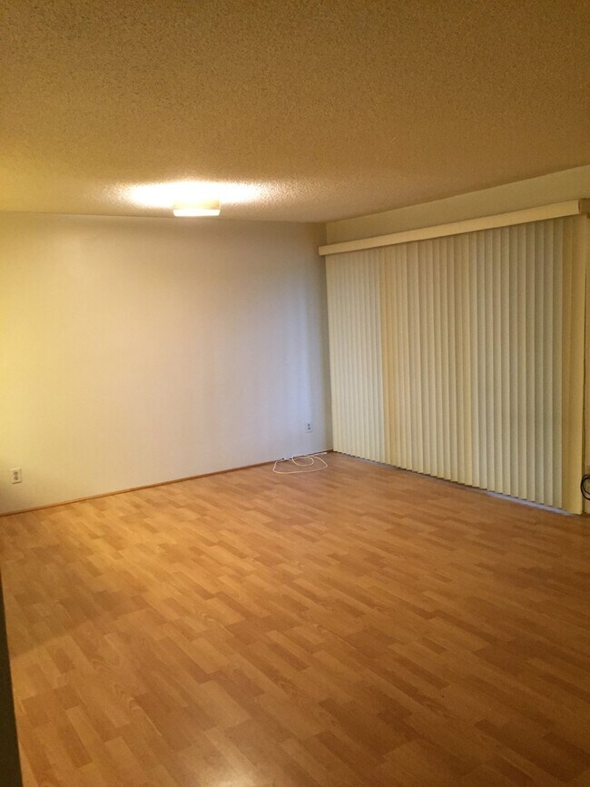 Building Photo - "Charming 1-Bedroom Condo with Cozy Fireplace in Aurora's Apple Tree East Community!"