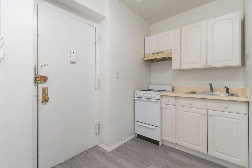 Building Photo - 131 E 94th St