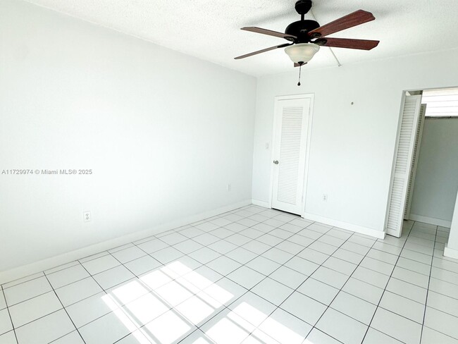 Building Photo - 2980 Point E Dr